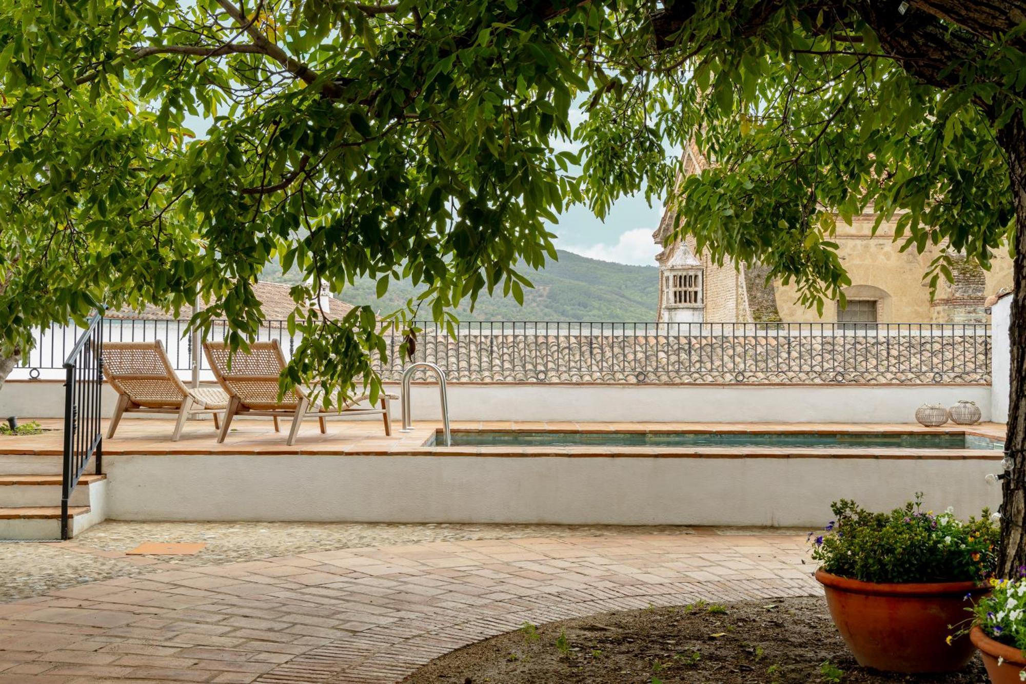 Apartamentos Turisticos El Patio Del Nogal Guadalupe  Exterior photo