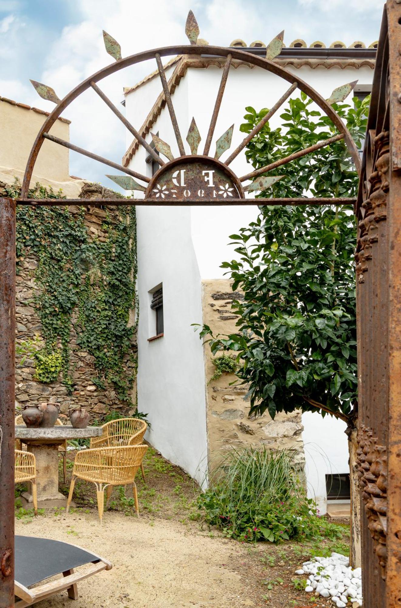 Apartamentos Turisticos El Patio Del Nogal Guadalupe  Exterior photo