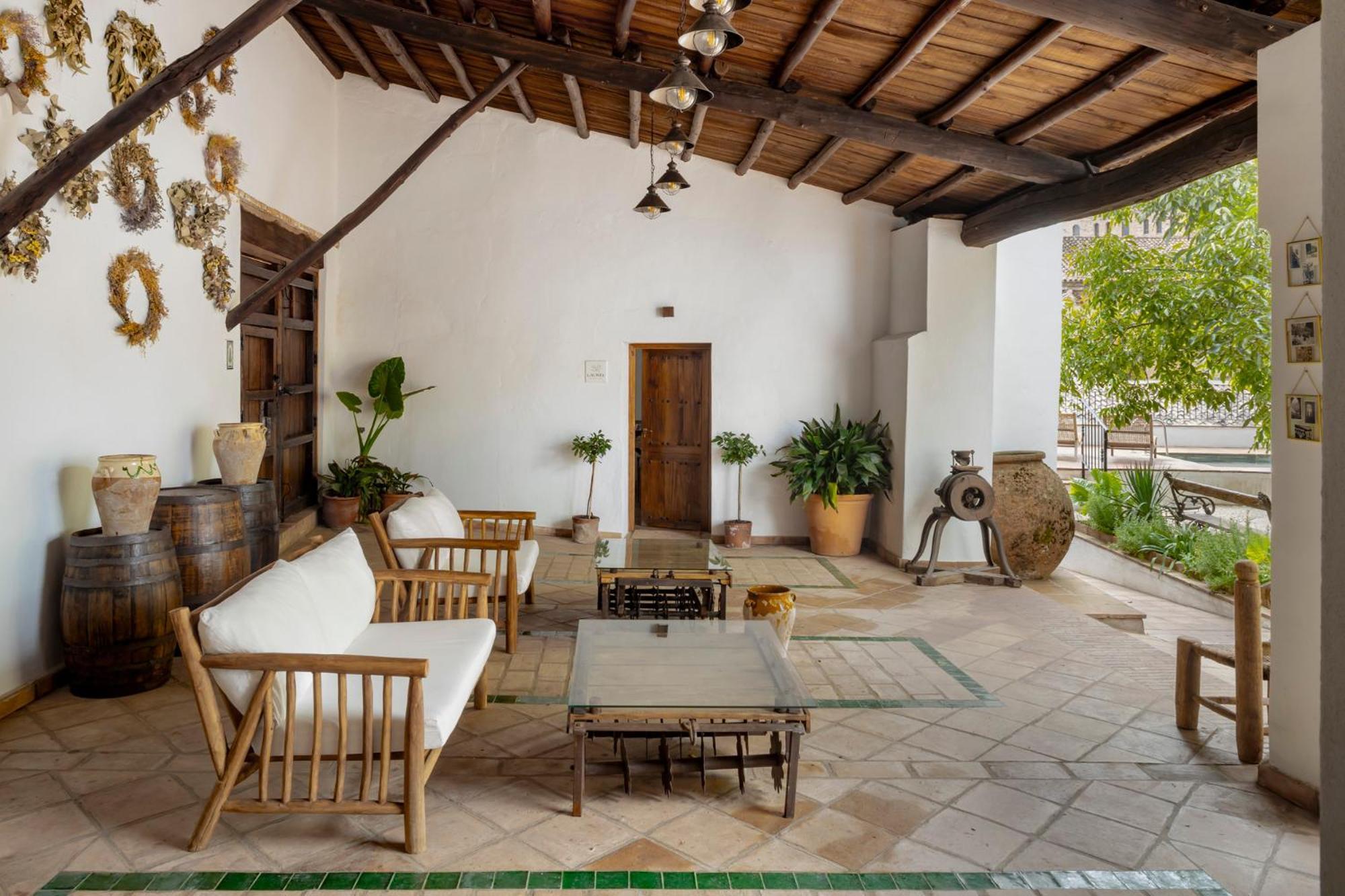 Apartamentos Turisticos El Patio Del Nogal Guadalupe  Exterior photo